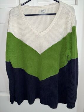 crown & ivy Cream Knit V-Neck Sweater with Navy Accent